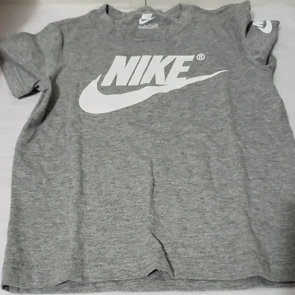 Nike T-Shirts in Gray, Black, and Red with Green Kid's 4-5 5‎ Tee's /Shorts (6)